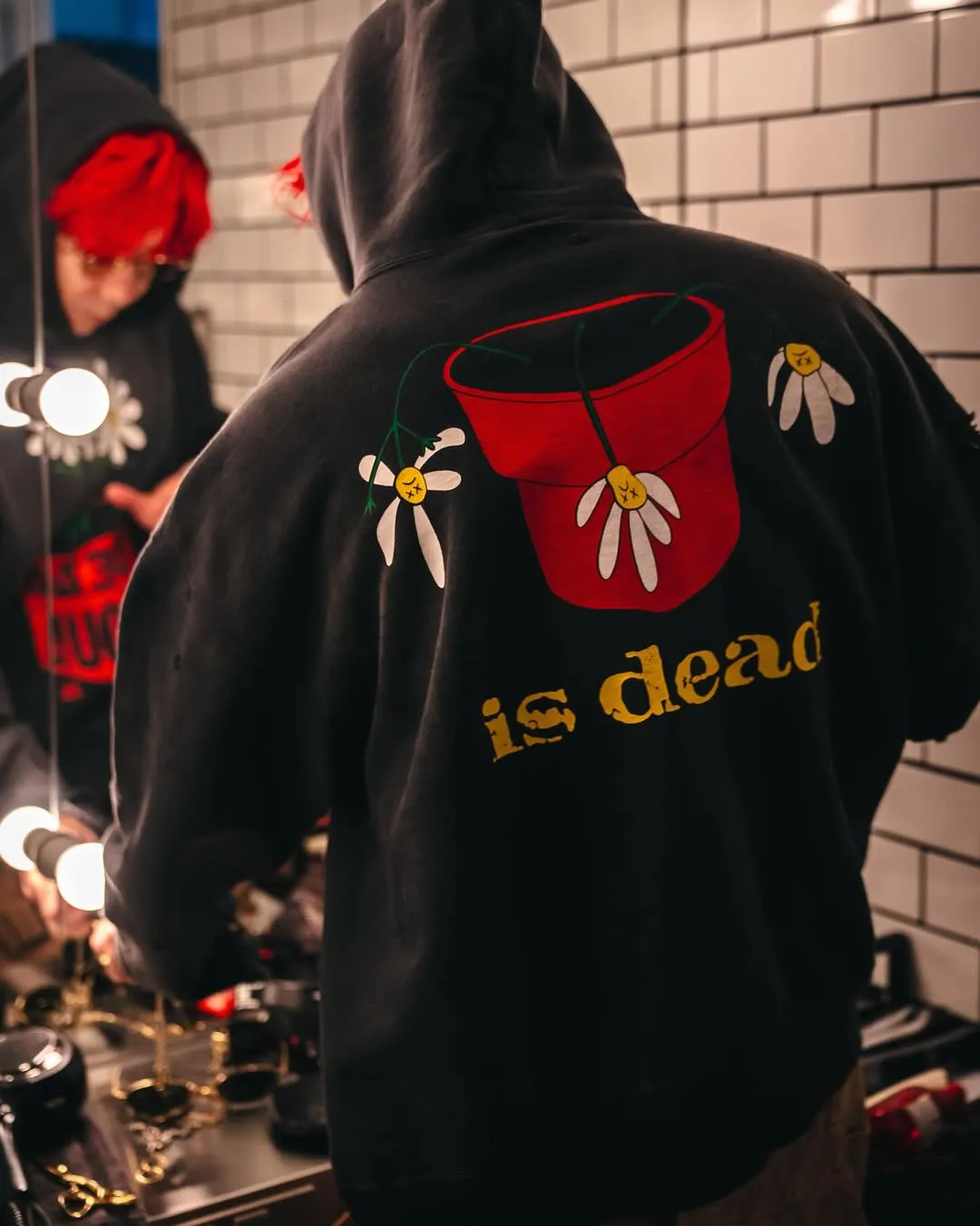 SAINT Mxxxxxx × DE LA SOUL DLS_HOODIE/DE LA SOUL/BLK DE LA SOUL co-branded potted plant destruction hoodie, washed black S-XL, a very important hoodie this season. It embodies the brand philosophy through the humorous potted plant and slogan design. In addition, through a large number of hand-made fraying, cutting and other damage processing, as well as heavy washing and oxidative fading treatment, a perfect Vintage effect is created. Original mold opening Customized co-branded main mark and wash water mark, correct version